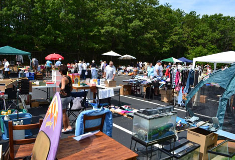 Islandia Village Hosts “Ye Olde Fashioned Tag Sale” Islandia Village Hosts “Ye Olde Fashioned Tag Sale”