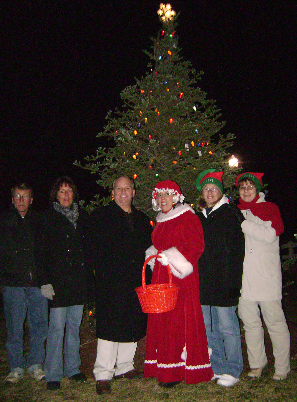 Holiday Cheer Comes to Islandia Village with Annual Tree Lighting